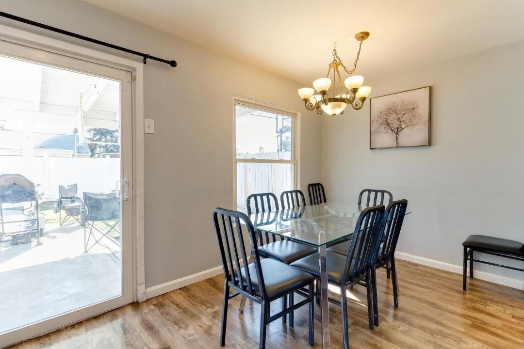 Photo of Livingroom in Reseda