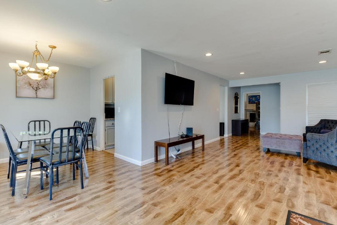 Photo of Livingroom in Reseda