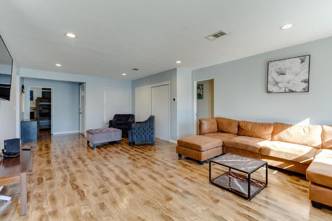 Photo of Livingroom in Reseda