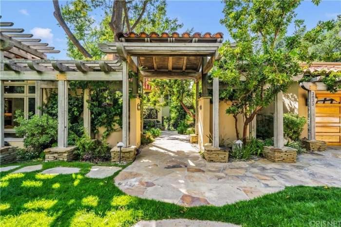 Photo of Buildings in Calabasas