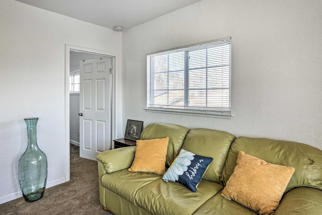 Photo of Livingroom in Southwest Berkeley