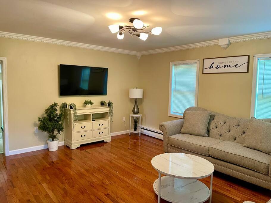 Photo of Livingroom in Montague