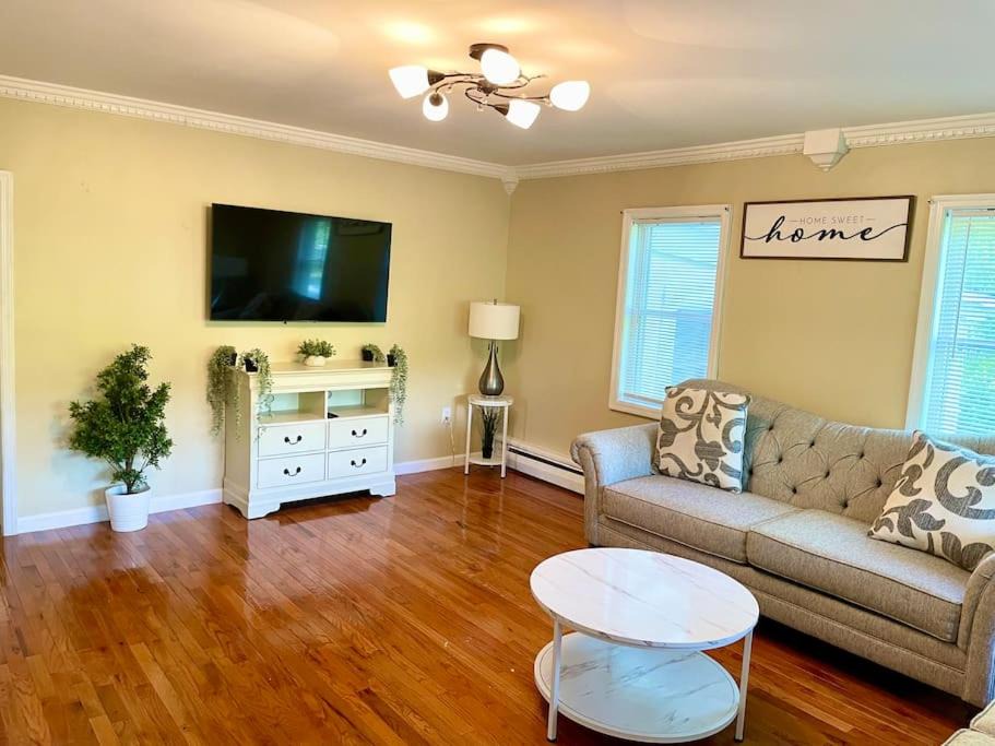 Photo of Livingroom in Montague