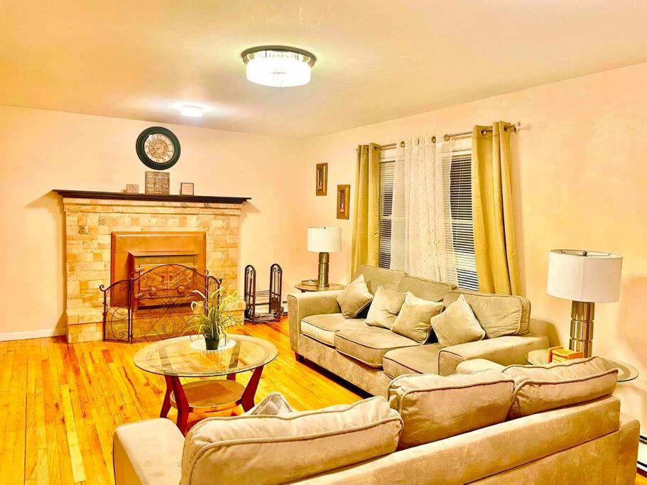 Photo of Livingroom in Montague