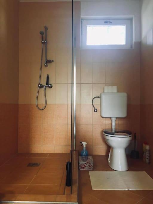 Photo of Bathroom in Lenarddaroc