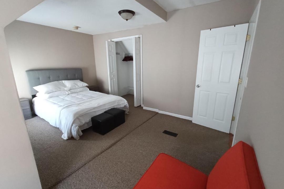 Photo of Bedroom in Front Park