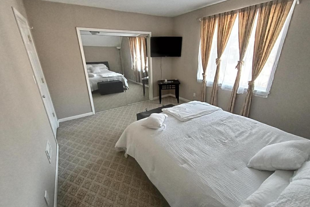 Photo of Bedroom in Front Park