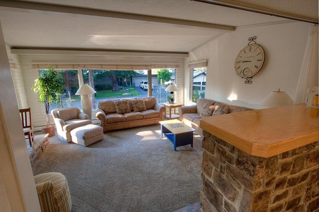 Photo of Livingroom in Round Hill Village