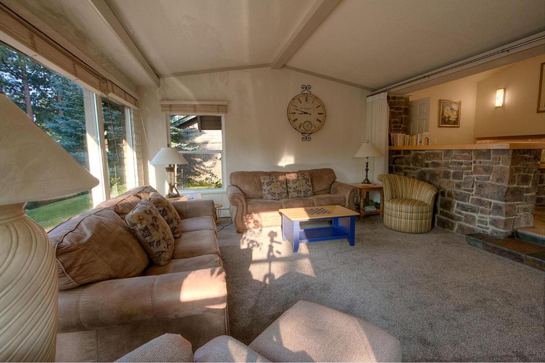 Photo of Livingroom in Round Hill Village
