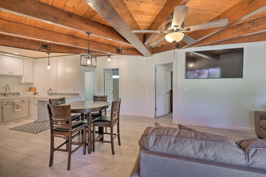 Photo of Livingroom in Apple Hill