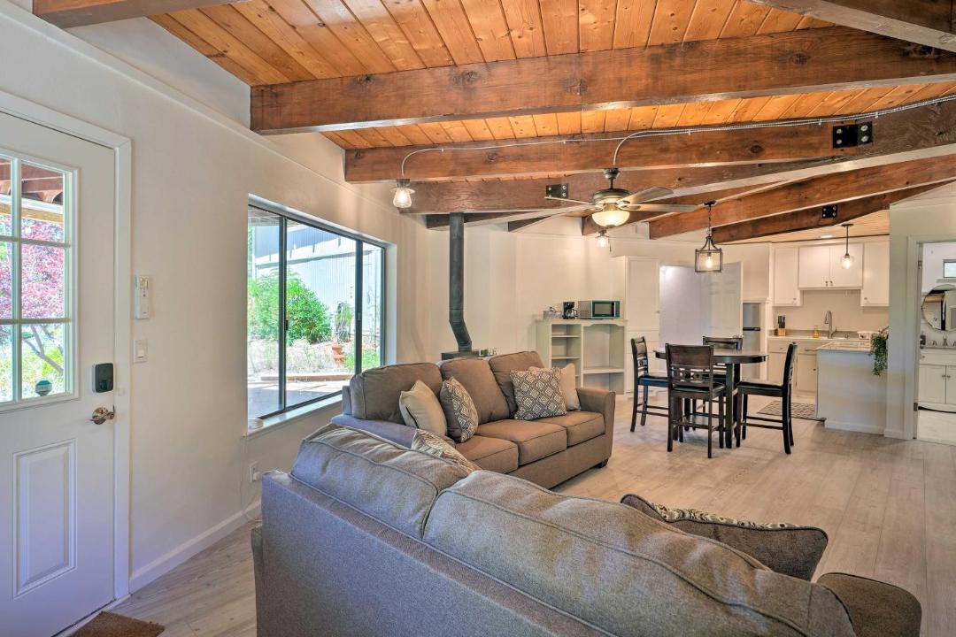 Photo of Livingroom in Apple Hill