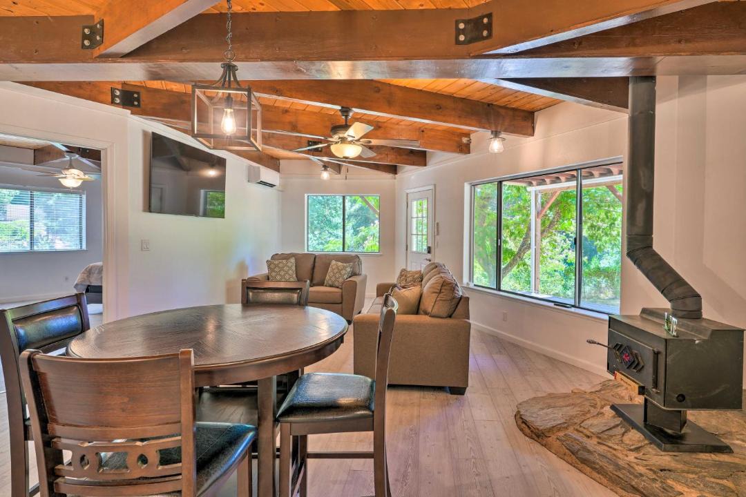 Photo of Livingroom in Apple Hill