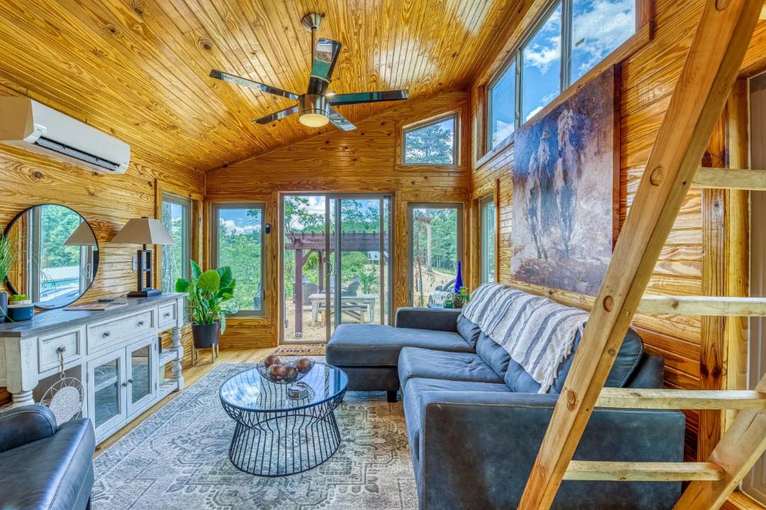 Photo of Livingroom in Rogersville
