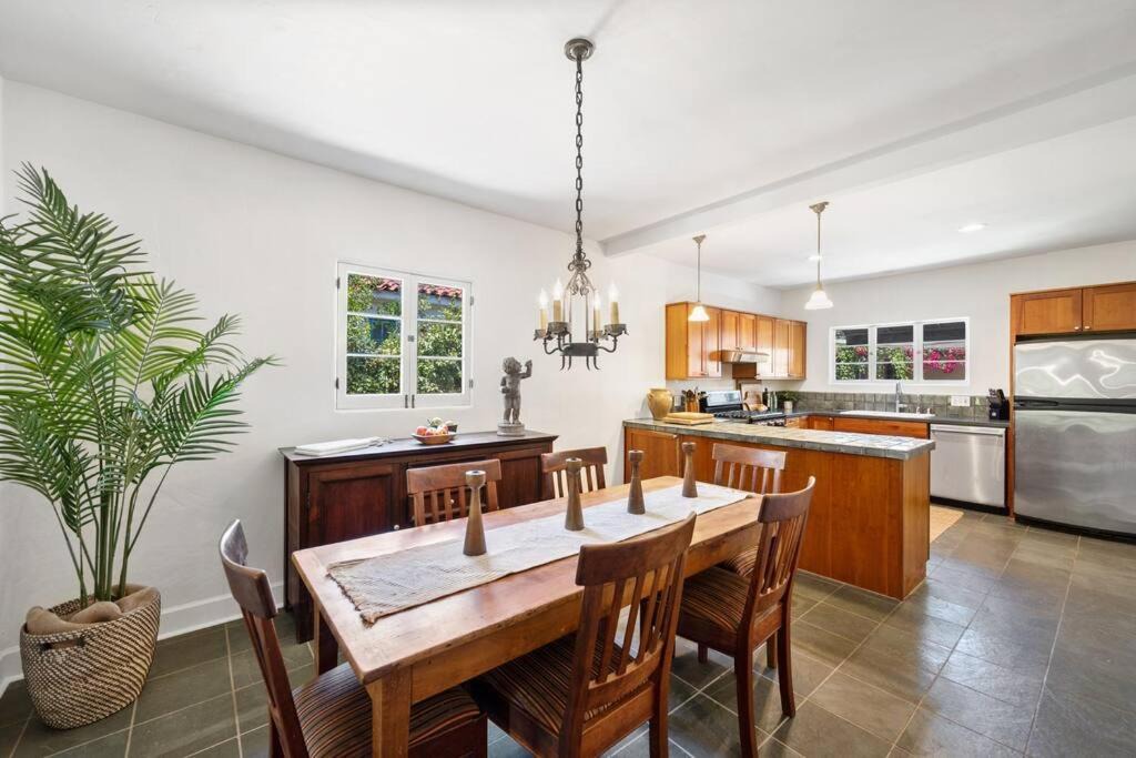 Photo of Livingroom in Mid-Wilshire