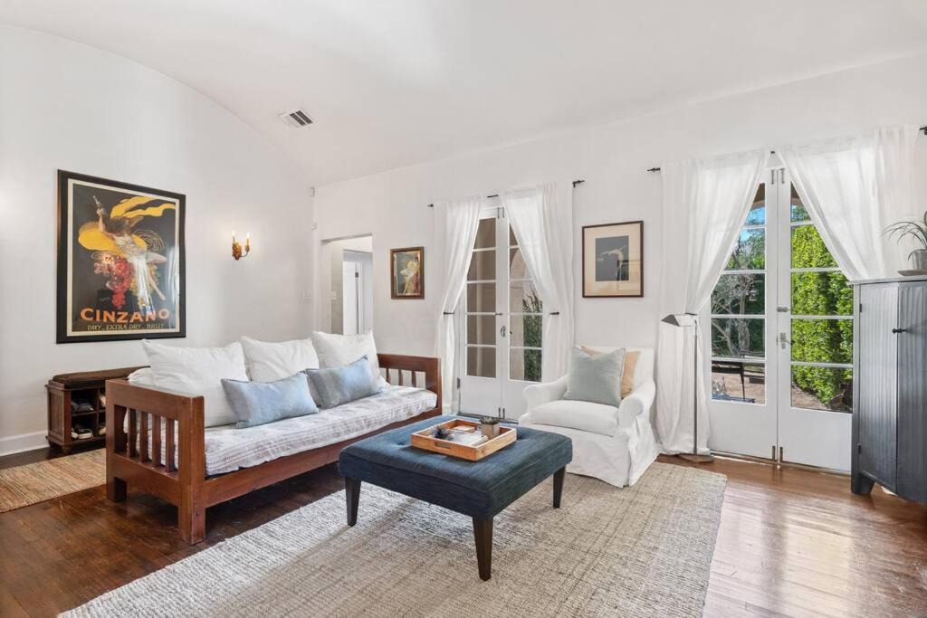 Photo of Livingroom in Mid-Wilshire