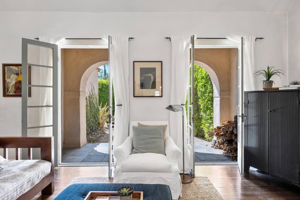Photo of Livingroom in Mid-Wilshire