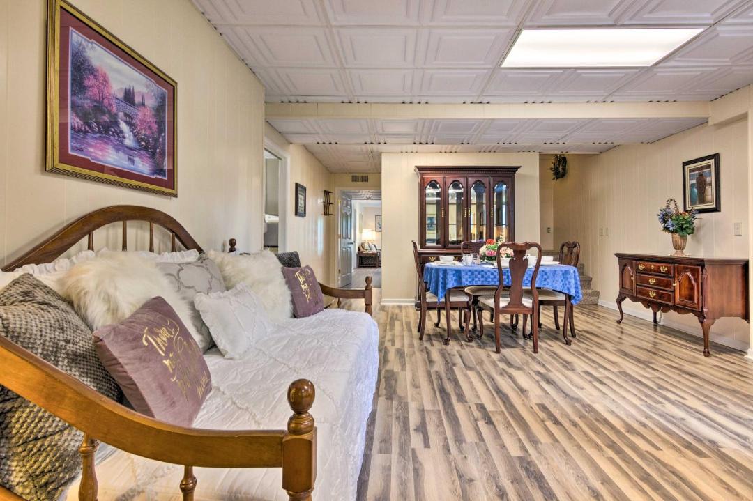 Photo of Livingroom in Lenoir