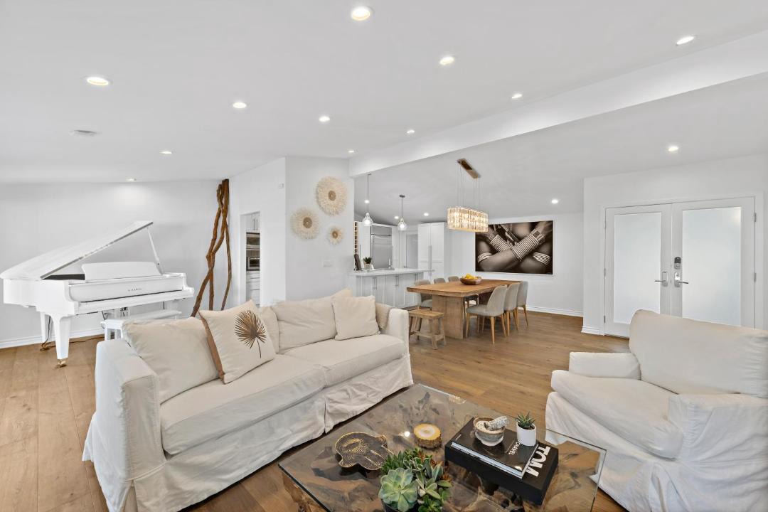 Photo of Livingroom in Woodland Hills