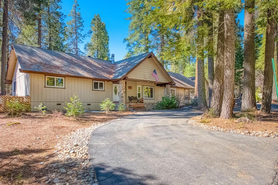 Photo of Buildings in Shaver Lake