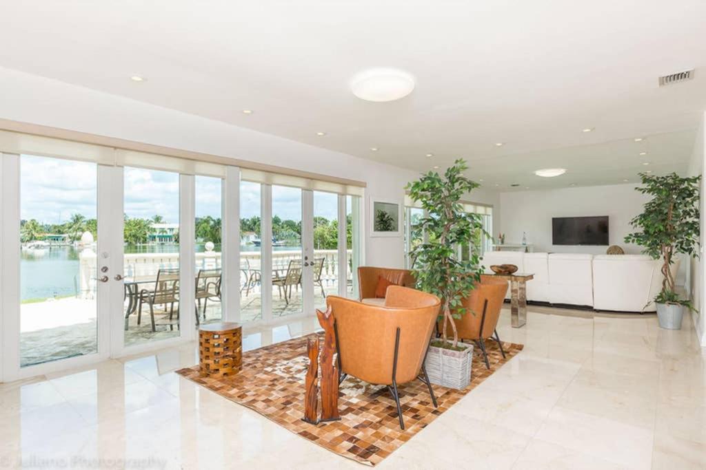Photo of Livingroom in Surfside