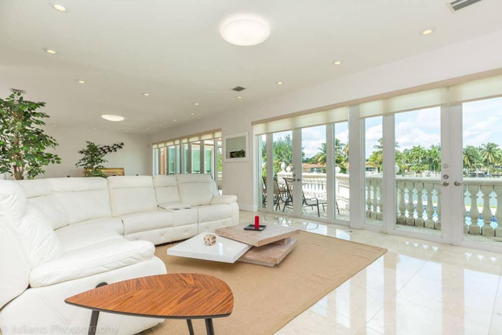Photo of Livingroom in Surfside