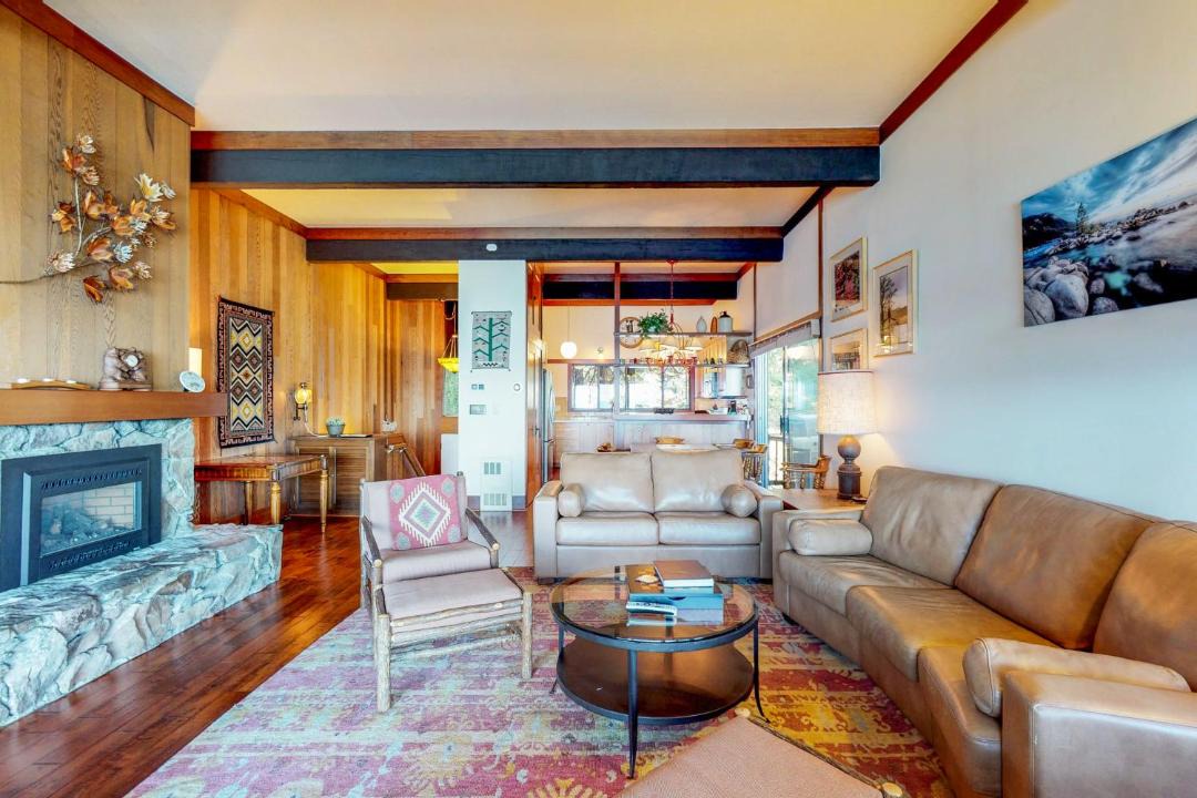 Photo of Livingroom in Tahoe Tavern