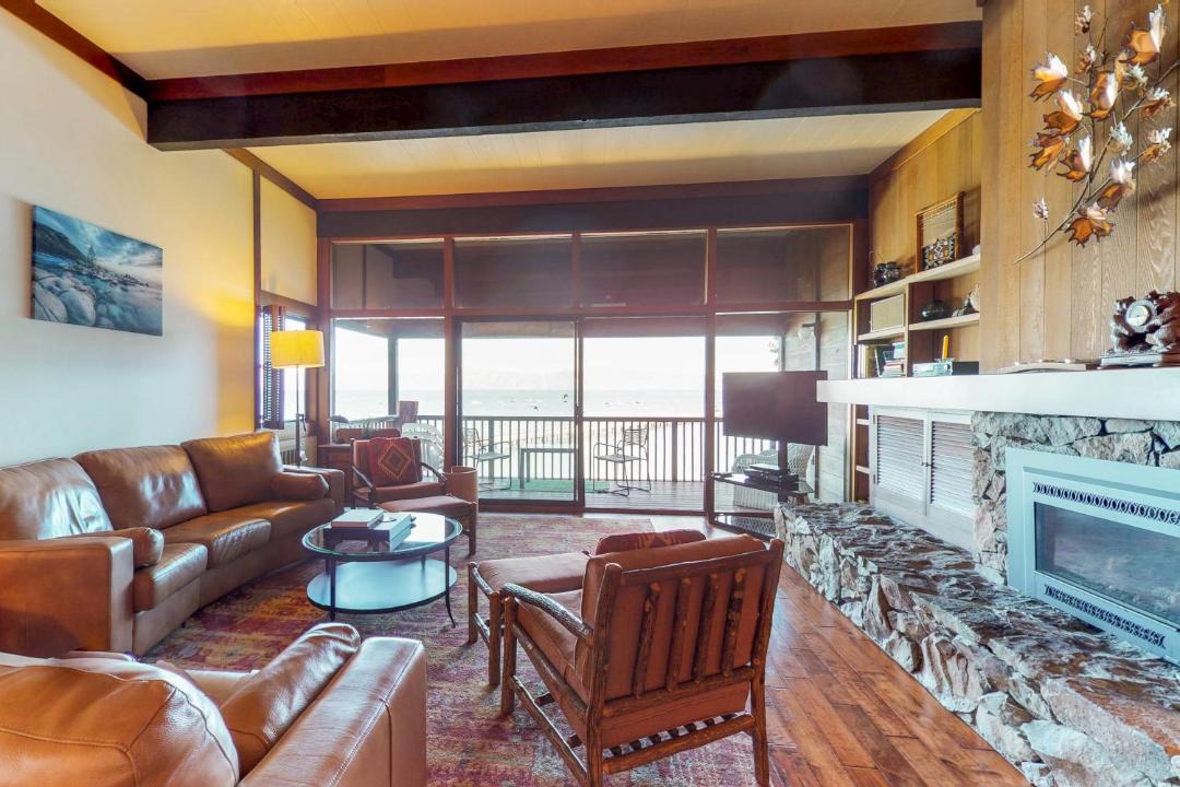Photo of Livingroom in Tahoe Tavern