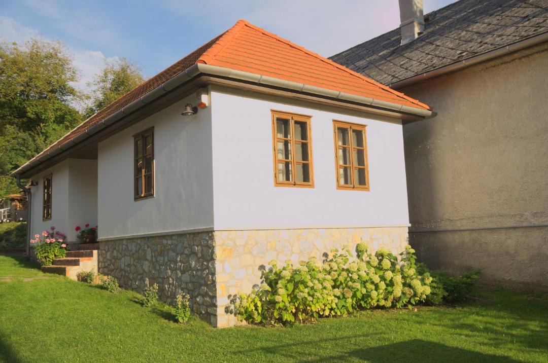 Photo of Buildings in Trizs