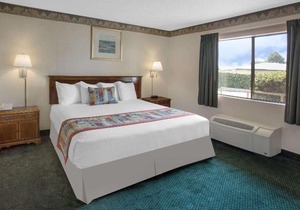 Travelodge by Wyndham Costa Mesa Newport Beach Hacienda