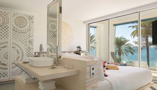 Premier Room, 1 King Bed, Balcony (Corner)