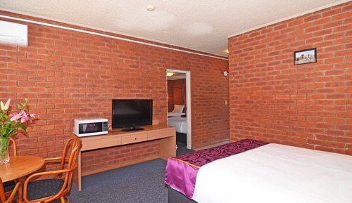Two-Bedroom Deluxe Family Room, 1 Queen Bed and 3 Single Bed