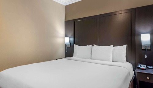 Suite, One King Bed with Sofabed, Accessible Tub, Non Smoking