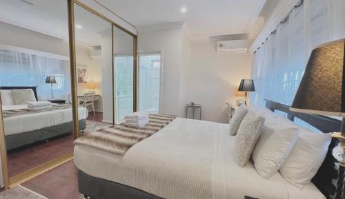 Deluxe Queen Room with Private Bathroom