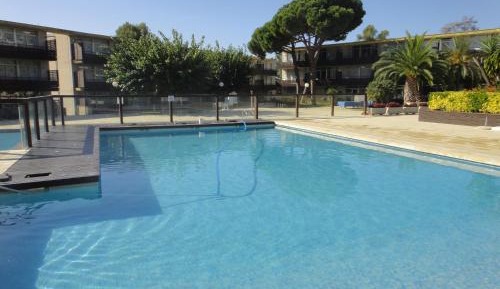 Apartment with Pool View 