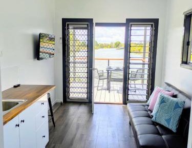 Double Room with Water Front Barra Bay Fishing Cabin