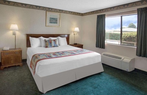 Downtown Hotel | Travelodge by Wyndham Costa Mesa Newport Beach Hacienda