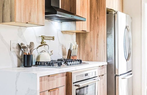 Mid City House | LA Retreat: Stylish 3BR Villa