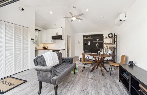 Westchester Apartment | Studio GuestHouse in Los Angeles near LMU, 5 min from LAX.