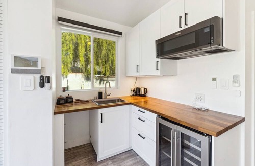 Westchester Apartment | Studio GuestHouse in Los Angeles near LMU, 5 min from LAX.