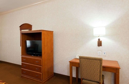 El Rancho Hotel | Howard Johnson Hotel & Suites by Wyndham Pico Rivera