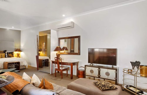 Warwick Hotel | 53 on Victoria