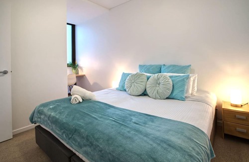 Newstead Apartment | 2BR Food Drink Hub Pool 2 Cars Gym Rooftop