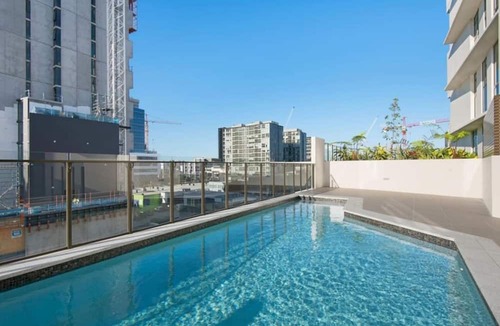 Newstead Apartment | 2BR Food Drink Hub Pool 2 Cars Gym Rooftop
