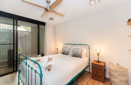 Cairns North Apartment | Luxury Pool Side Apartment in Beachfront Resort