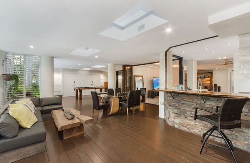 Cairns North Apartment | Luxury Pool Side Apartment in Beachfront Resort