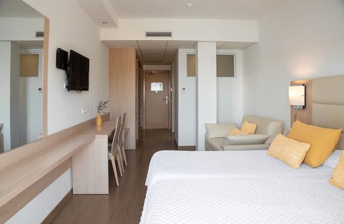 Portinatx Hostel | Hostal La Cigüeña