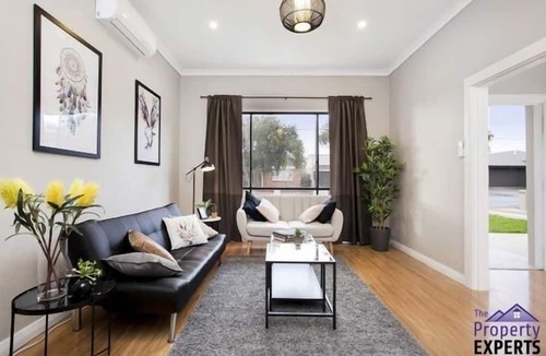 Richmond House | Lovely 3BR House w/secure carport, only 5min drive to Airport, City and Beaches