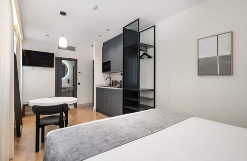 Adelfas Apartment | Pac Fico Deluxe King Suite Near Retiro