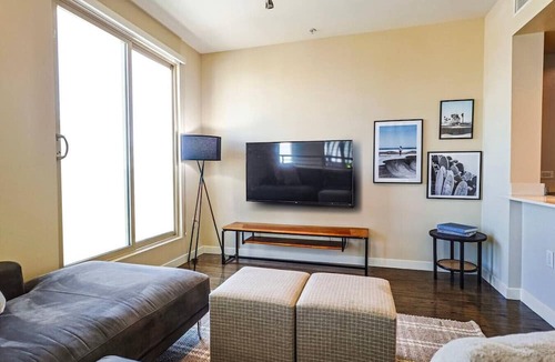 Carthay Circle Apartment | Huge and Modern 3 BDR and 2 BTH Townhouse in LA!