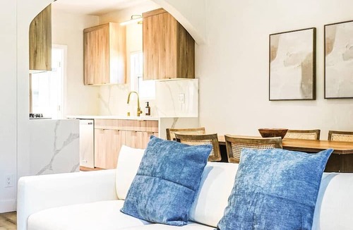 Mid City House | LA Retreat: Stylish 3BR Villa